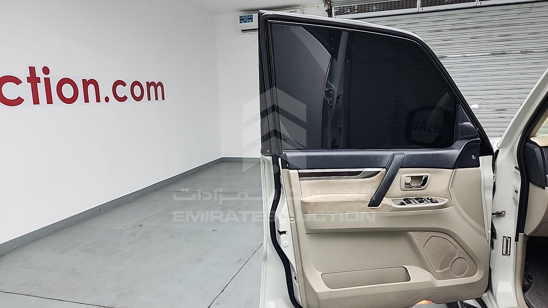 2011 MITSUBISHI PAJERO VIN: JMYLRV95WBJ701598