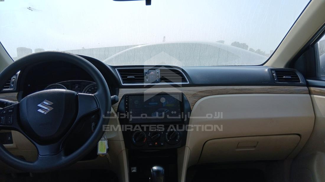 سوزوكي سياز 2023 — زاوية الواجهة الكاملة — صورة 16