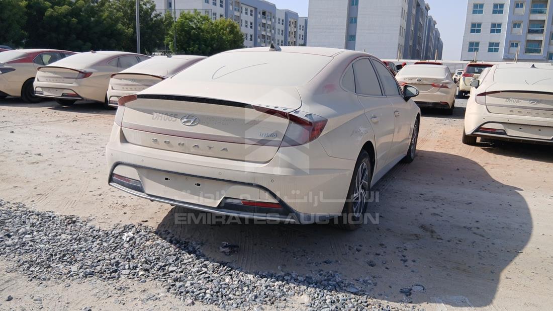 هيونداي سوناتا هجينة 2021 — الزاوية الخلفية اليمنى — صورة 9