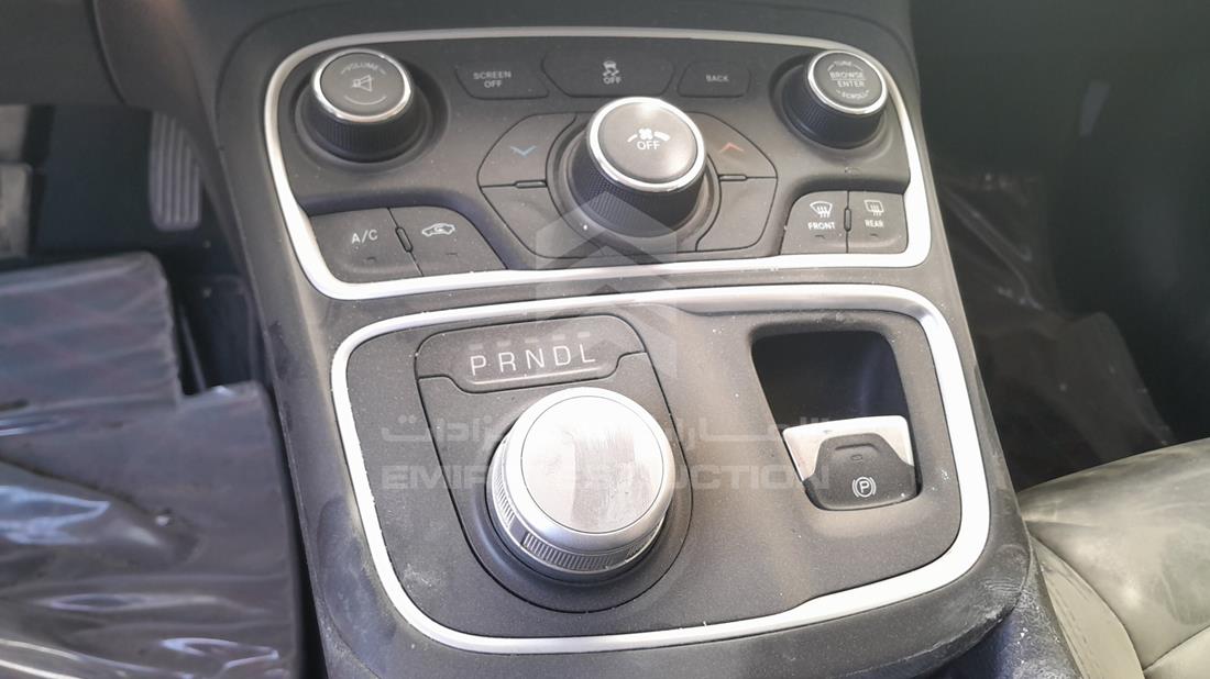 2015 Chrysler 200 — Gear View — Photo 17