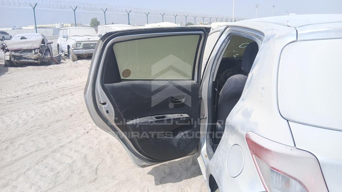 تويوتا ياريس 2014 — الباب الخلفي الأيسر — صورة 18