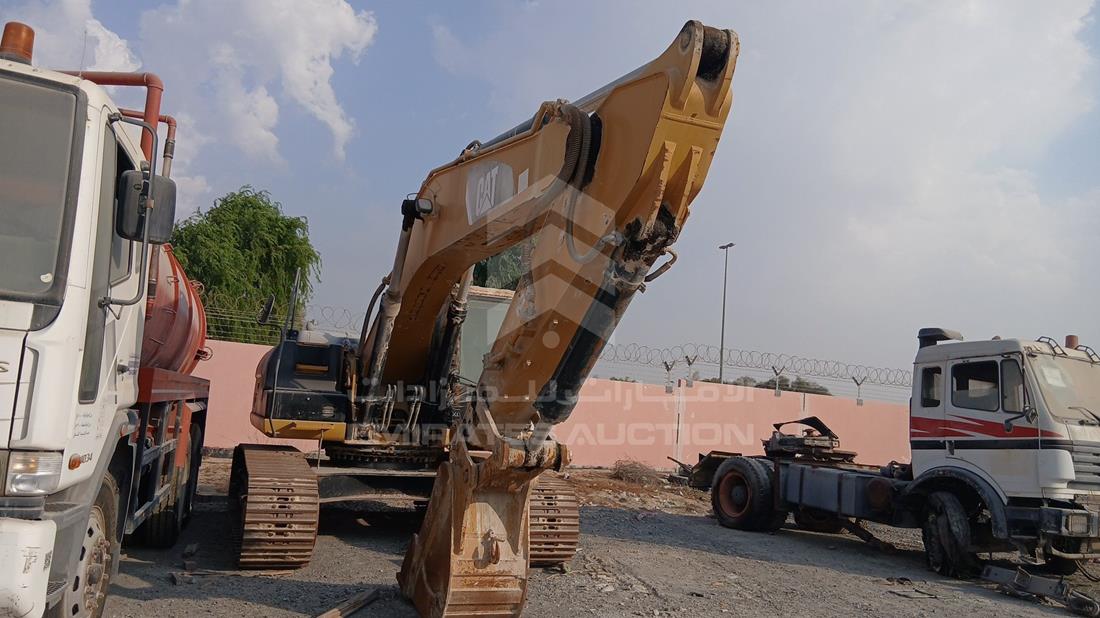 Caterpillar 330DL — Front Right Angle — Photo 9