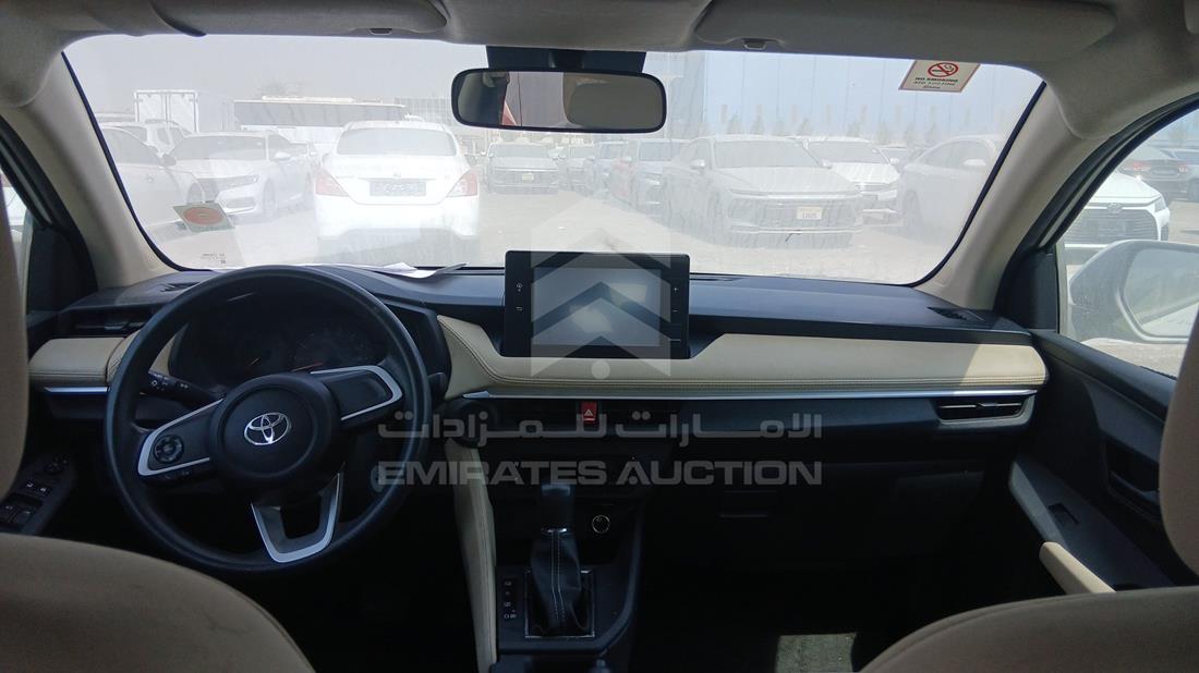 تويوتا ياريس 2023 — زاوية الواجهة الكاملة — صورة 15