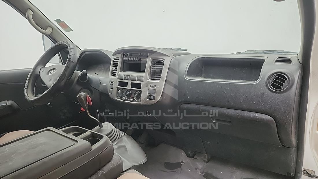 نيسان أورفان 2010 — زاوية واجهة الراكب الأمامي الأيمن — صورة 18
