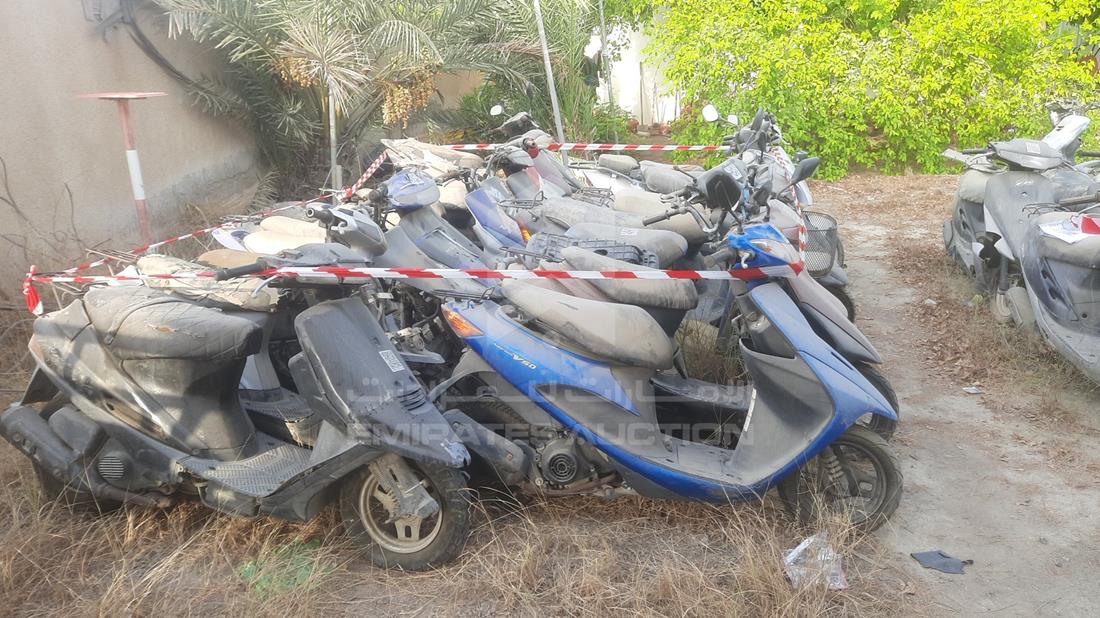 21 Scooters - Scrap without document — Front Right Angle — Photo 25