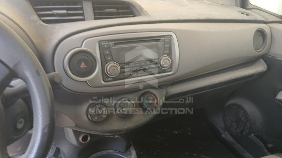 تويوتا ياريس 2014 — نظم الترفيه وكاميرا المراقبة والملاحة — صورة 16