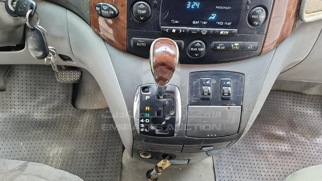 2004 Toyota Sienna — Gear View — Photo 21