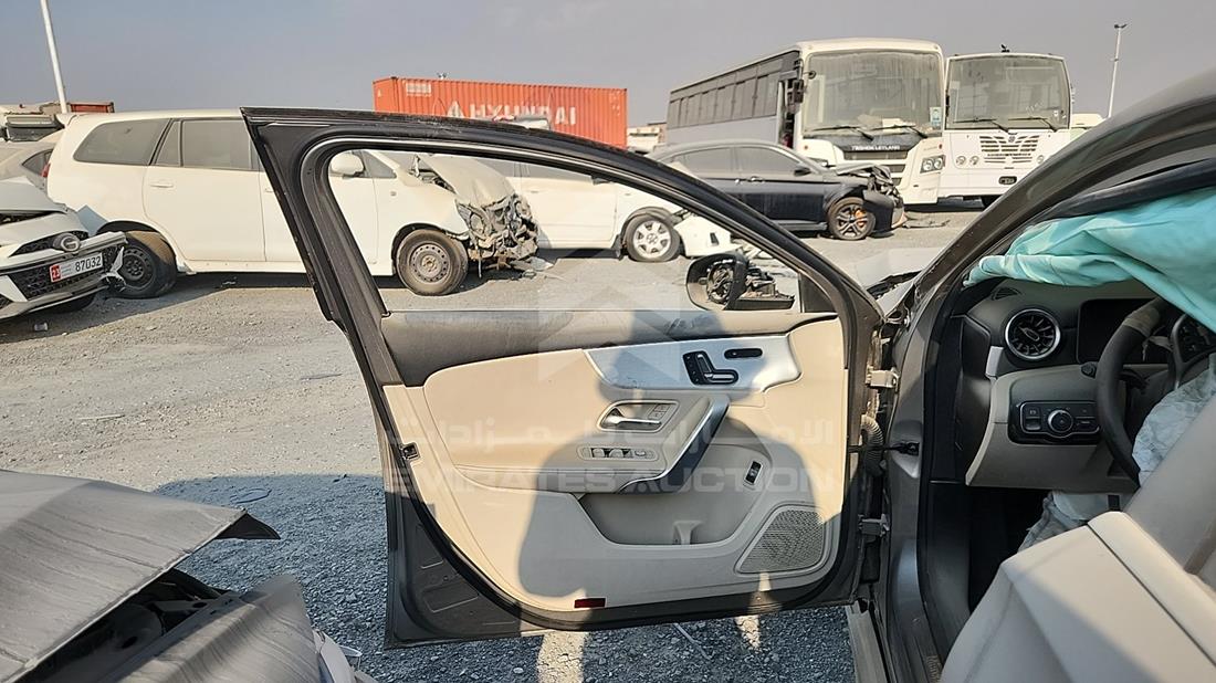 مرسيدس A220 2019 — الباب الأمامي الأيسر — صورة 10
