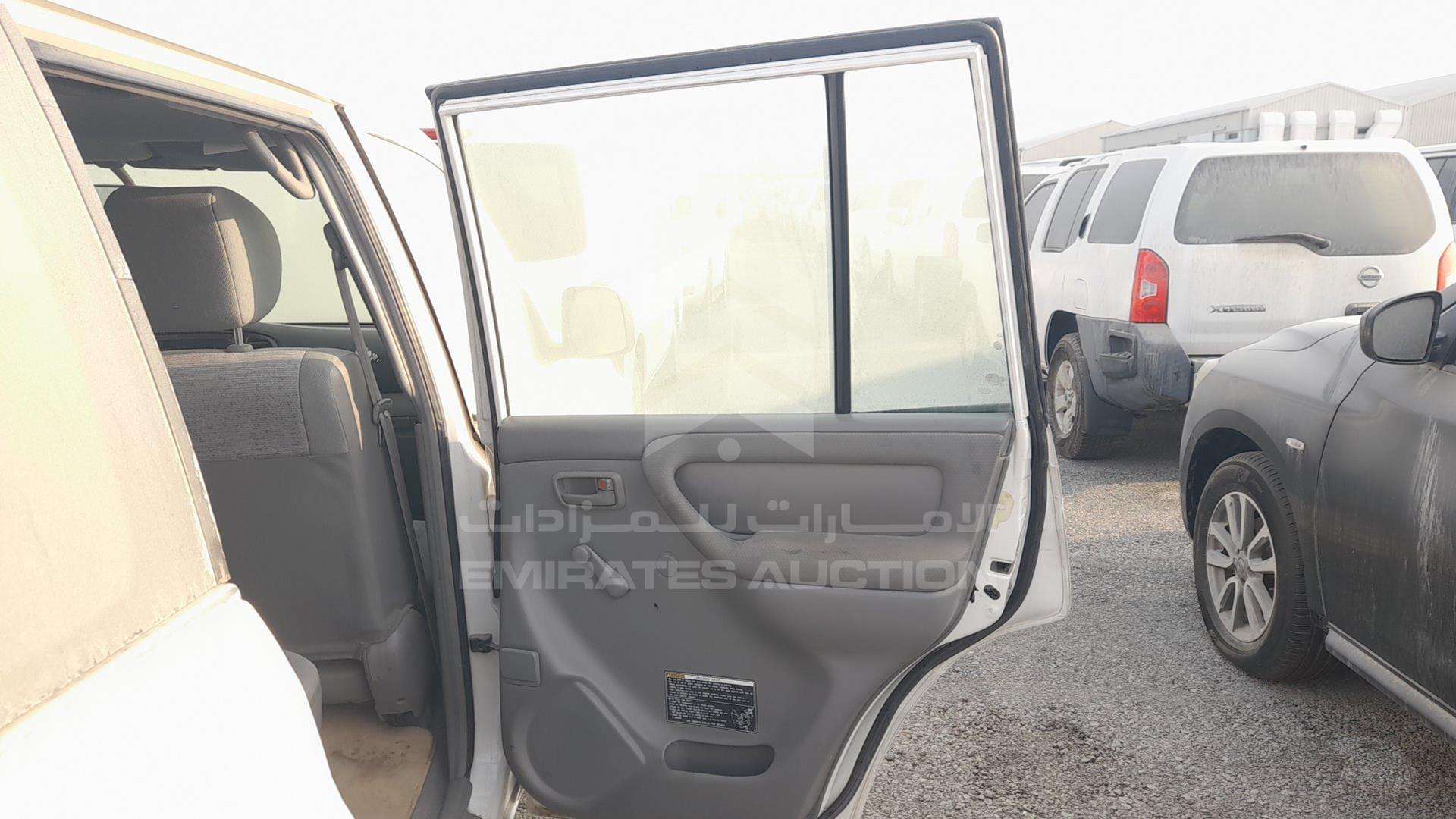 2007 TOYOTA LAND CRUISER VIN: JTGHJ01J273011004