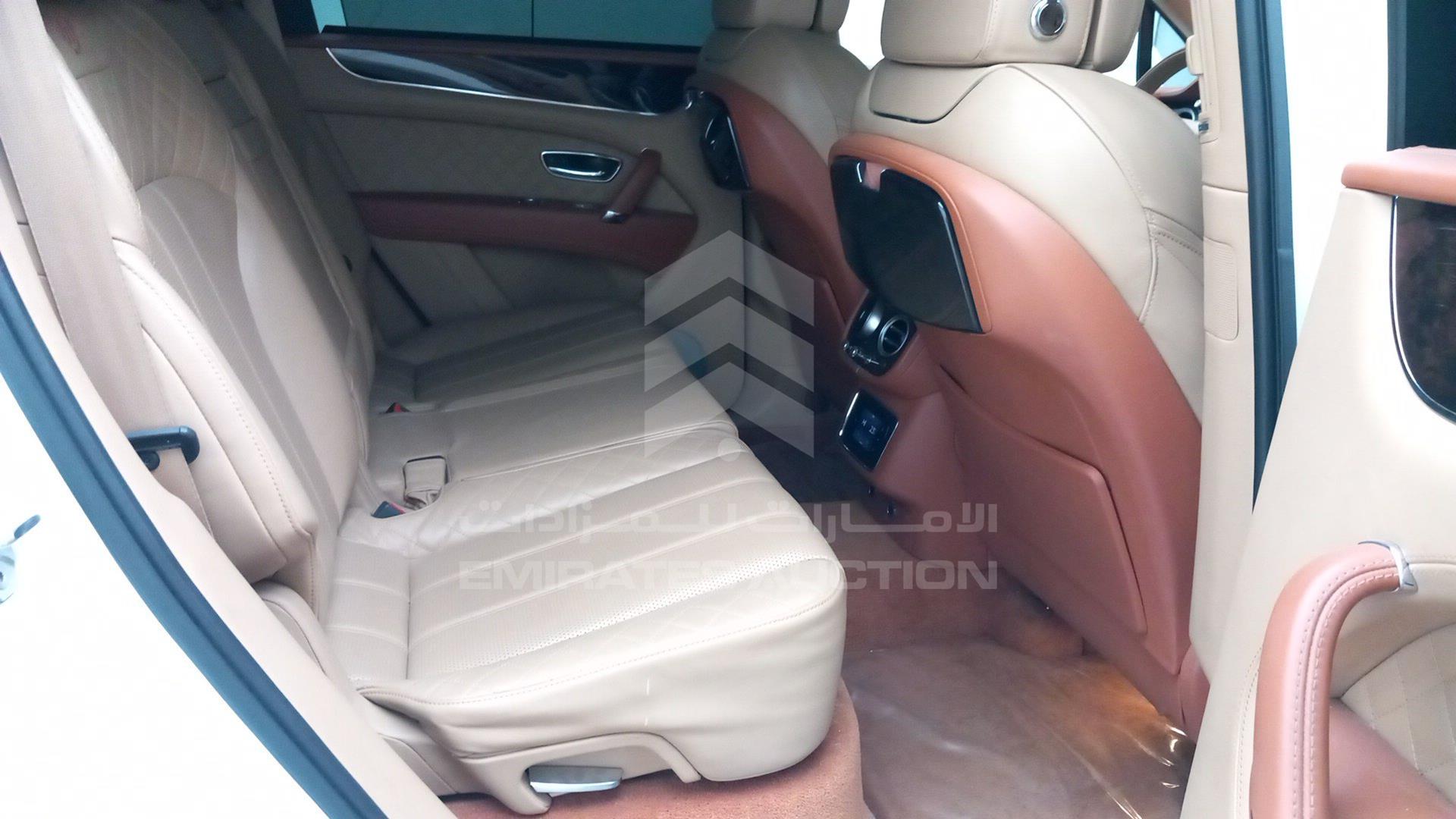 2017 BENTLEY BENTAYGA VIN: SJAAB1ZV8HC015778