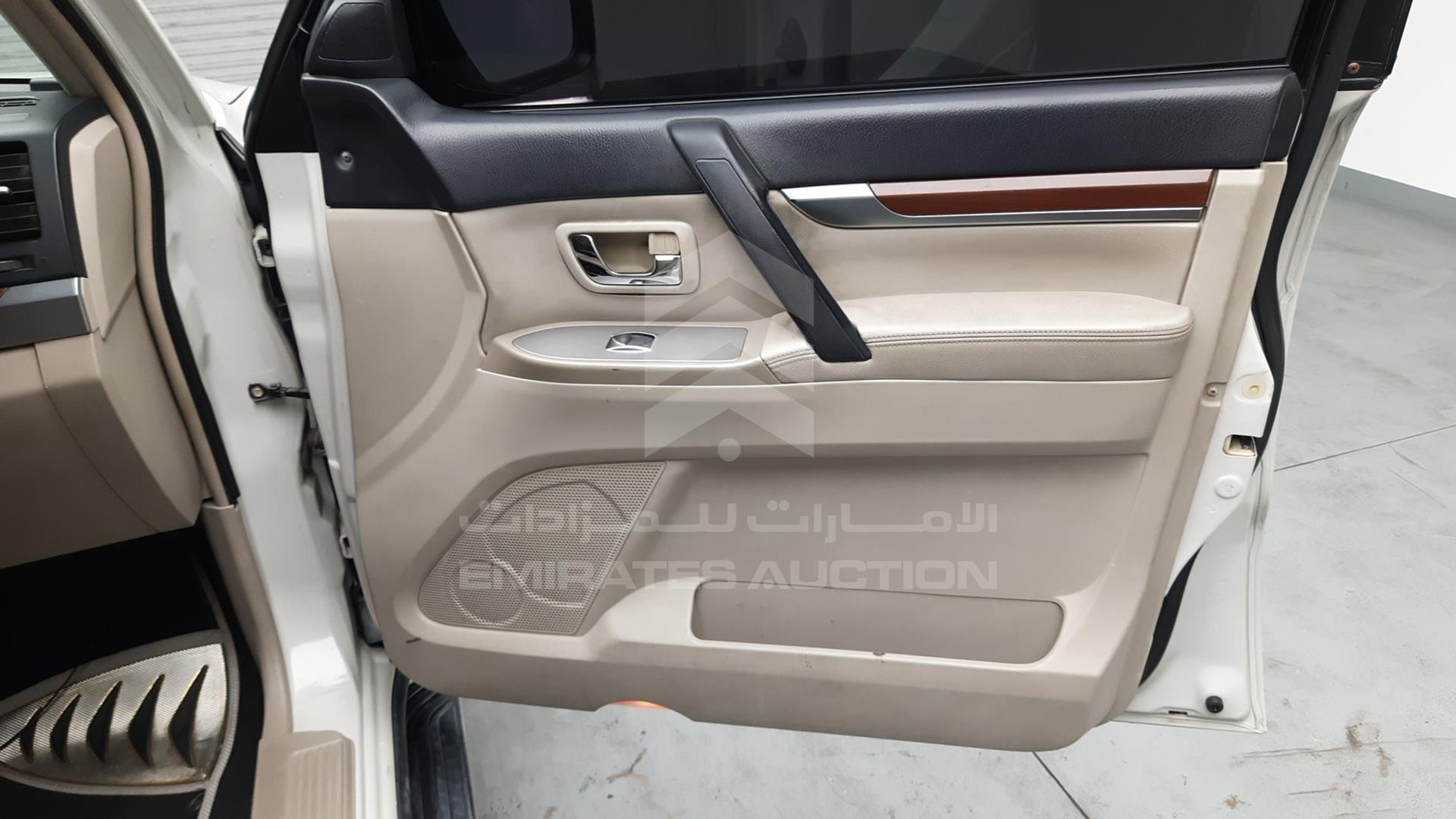 2008 MITSUBISHI PAJERO VIN: JMYLRV93W8J728895