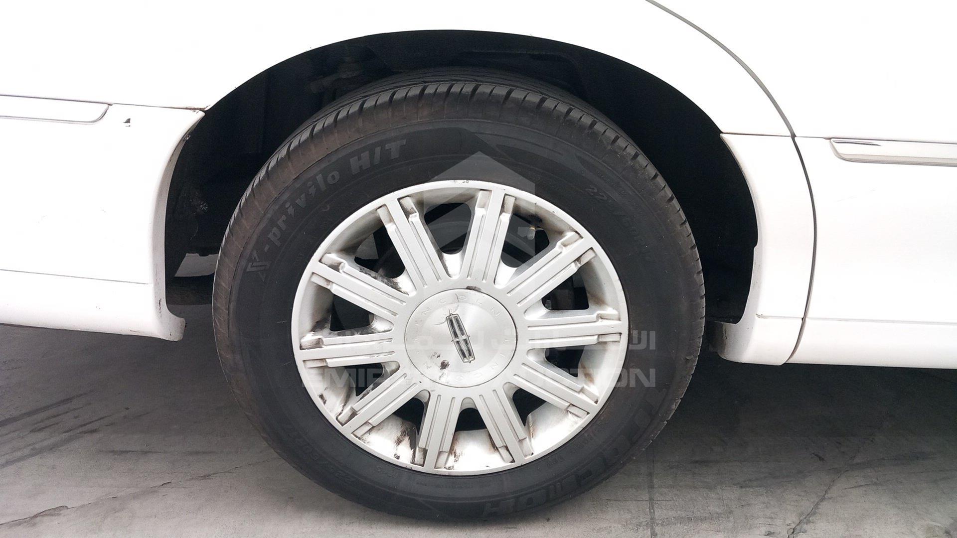 2010 LINCOLN TOWN VIN: 2LNBL8CV9AX752302