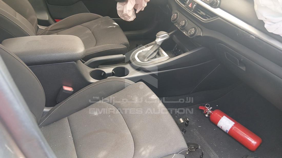كيا سيراتو 2023 — زاوية الراكب الأمامي للمقعد — صورة 24