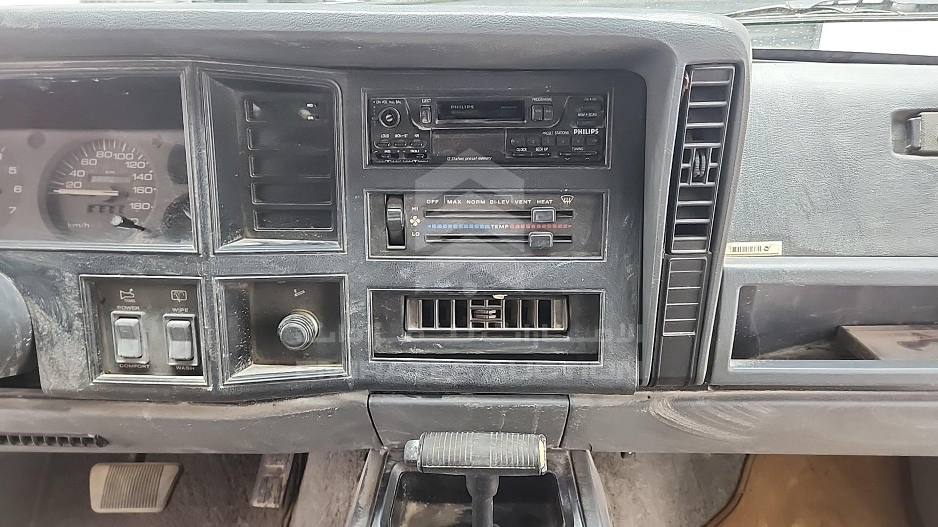 1994 JEEP CHEROKEE VIN: 1J4FJ28V1RL117420