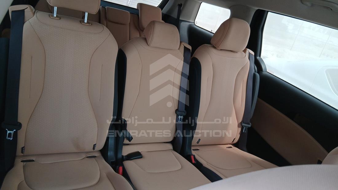 كيا كرنفال 2022 — زاوية الراكب الخلفي اليمنى — صورة 20