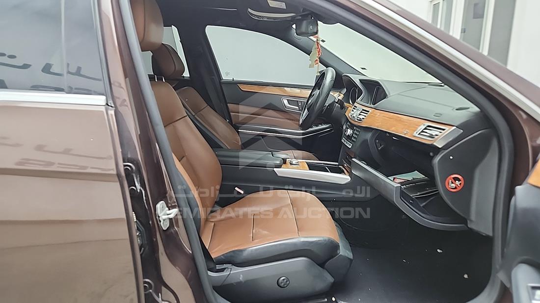 مرسيدس إى 300 2014 — زاوية الراكب الأمامي للمقعد — صورة 25