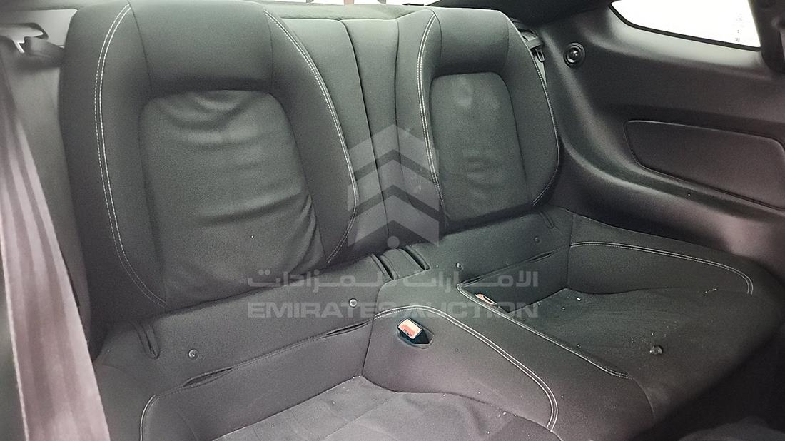 فورد موستانج 2018 — زاوية الراكب الخلفي اليمنى — صورة 26