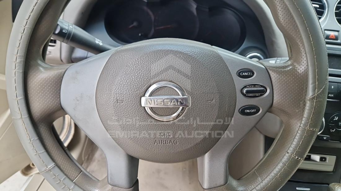 نيسان التيما 2009 — التحكمات في عجلة القيادة — صورة 15