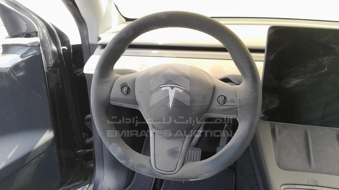 تيسلا Model Y 2023 — التحكمات في عجلة القيادة — صورة 12