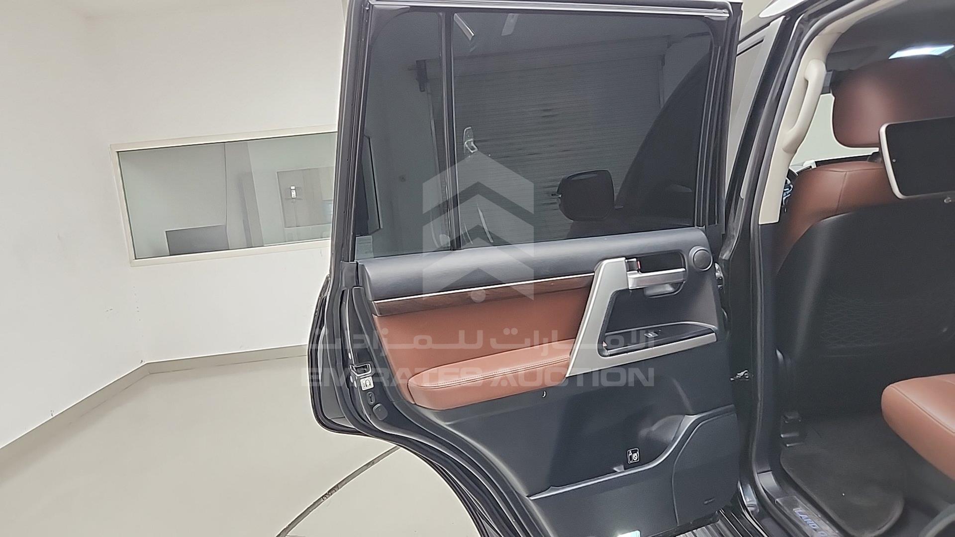 2018 TOYOTA LAND CRUISER VIN: JTMHY05J6J4073218