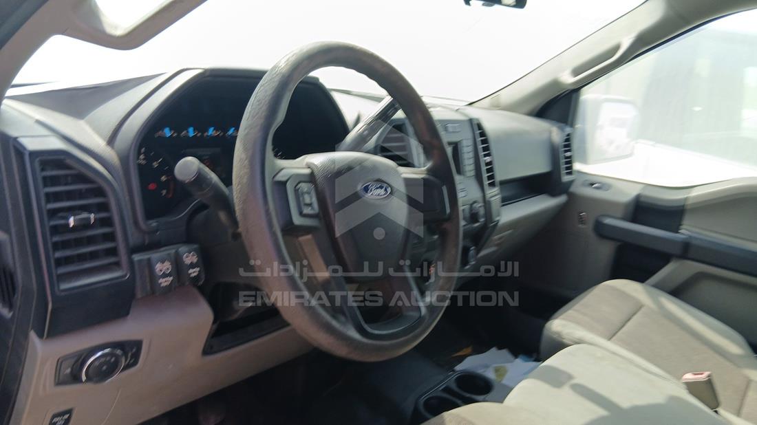 فورد اف 150 2019 — زاوية واجهة السائق الأمامية اليسرى — صورة 12
