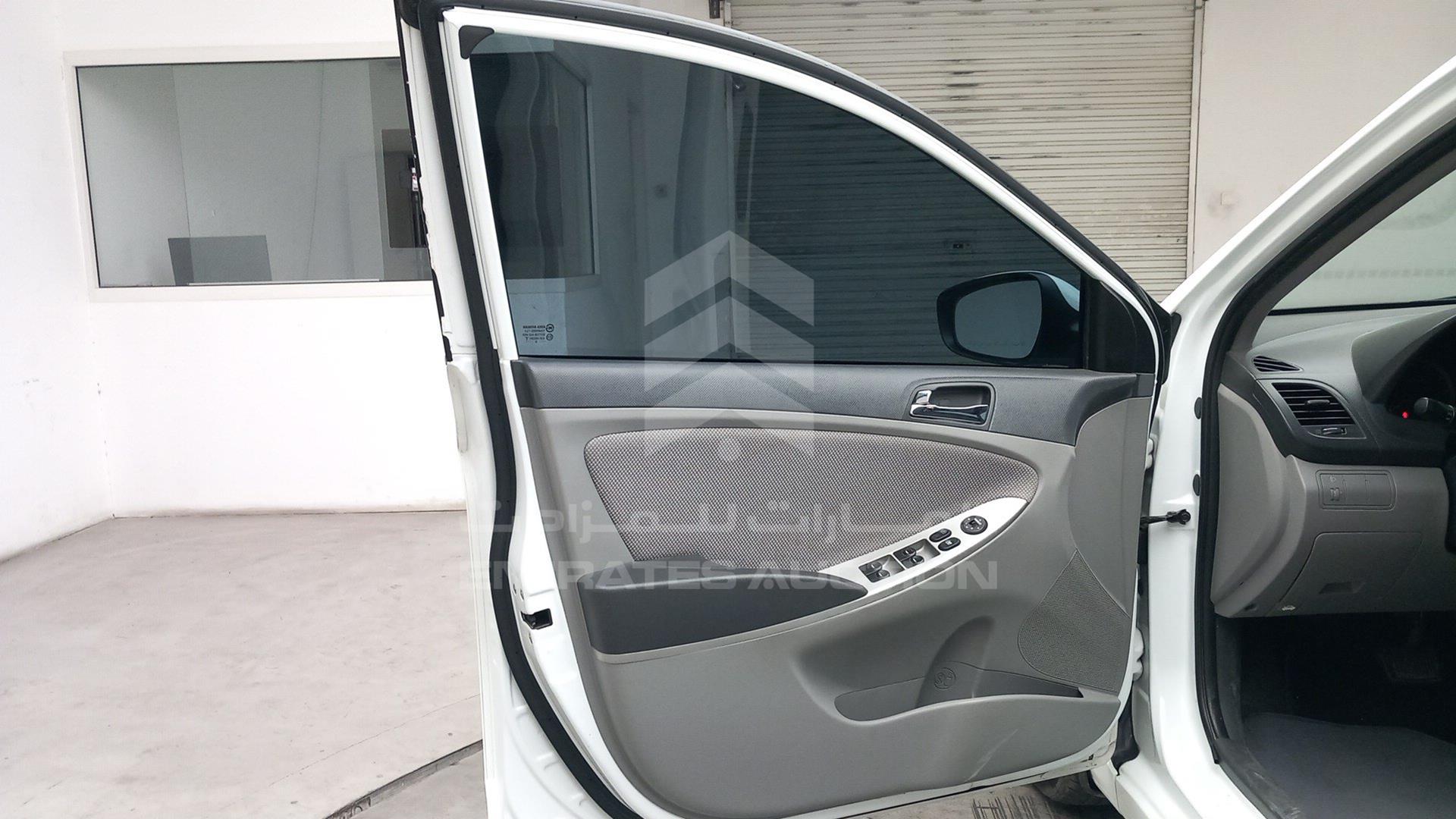 2015 HYUNDAI ACCENT VIN: KMHCT41BXFU710449