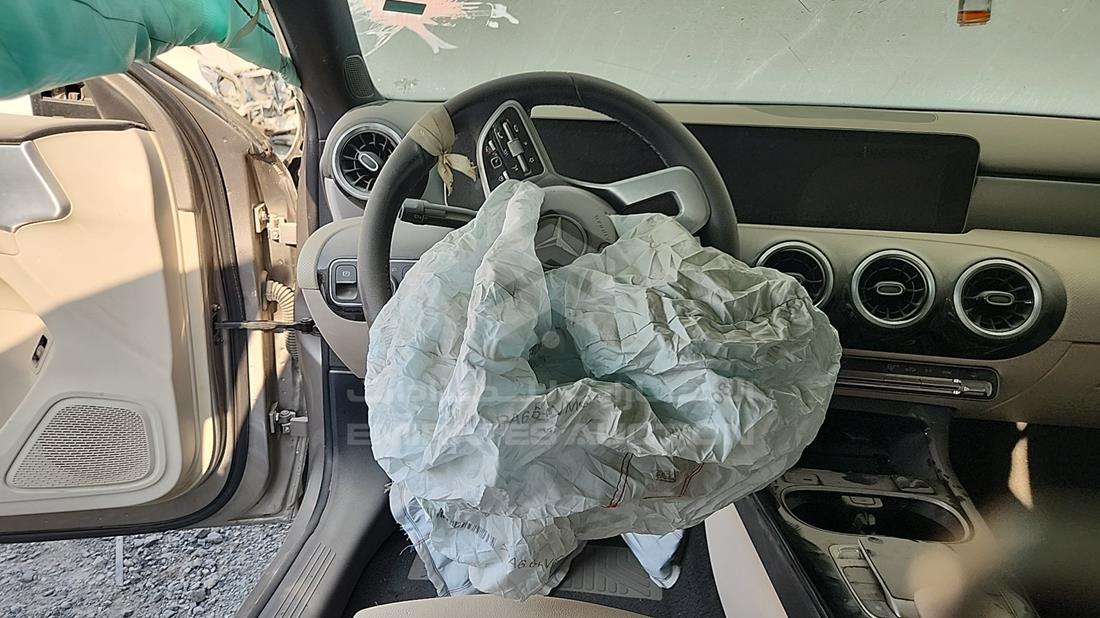 مرسيدس A220 2019 — التحكمات في عجلة القيادة — صورة 13