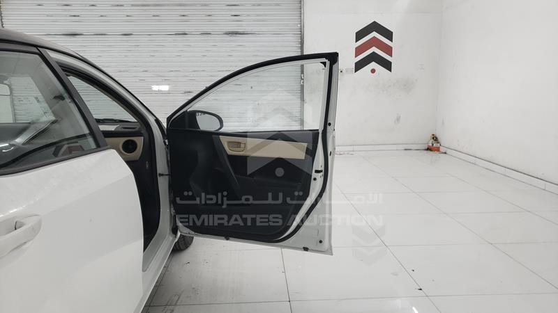 RKLBB9HE8H5198951 Auction: EmiratesAuction Lot: 404127 RKLBB9HE8H5198951 Toyota Corolla 2017 WHITE Photo 24