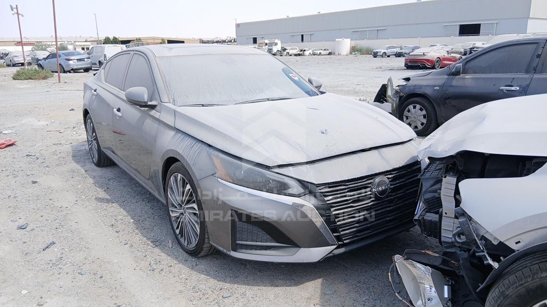 2023 Nissan Altima — Front Right Angle — Photo 9