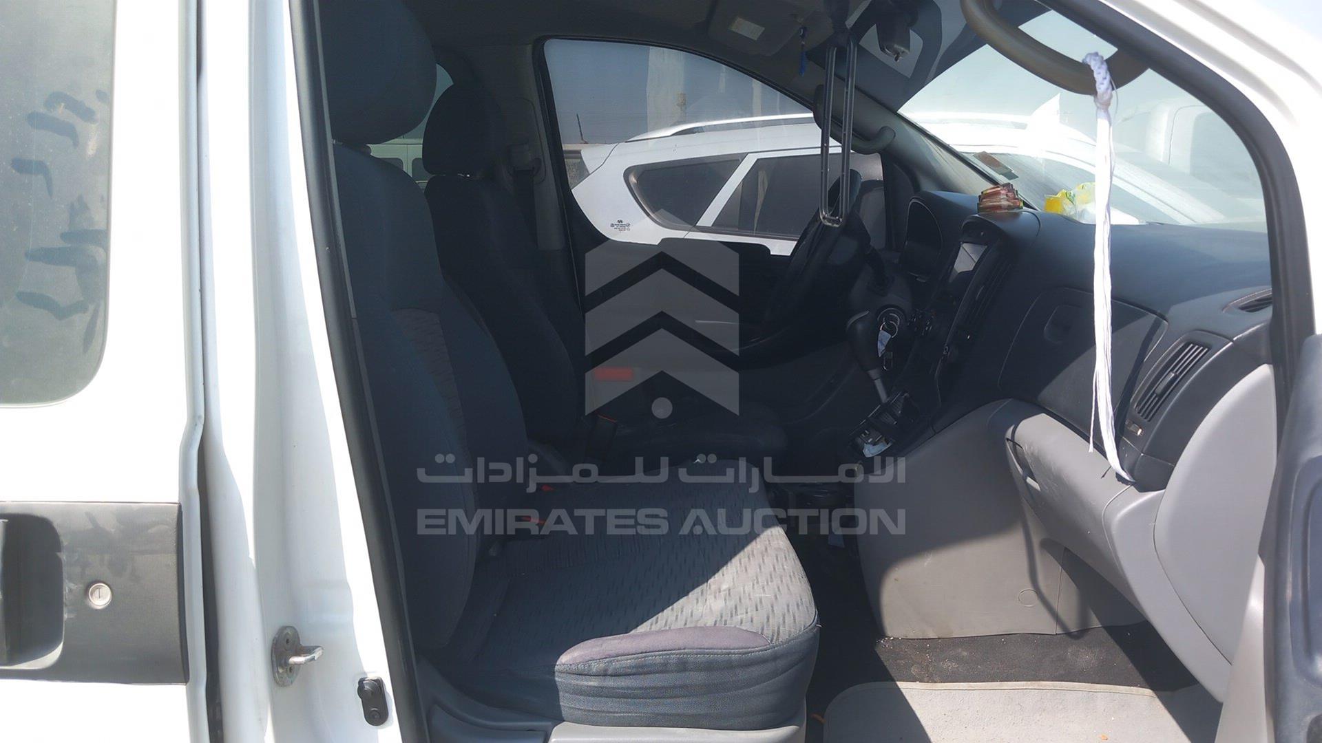 2015 HYUNDAI H1 VIN: KMHWG81R3FU643795