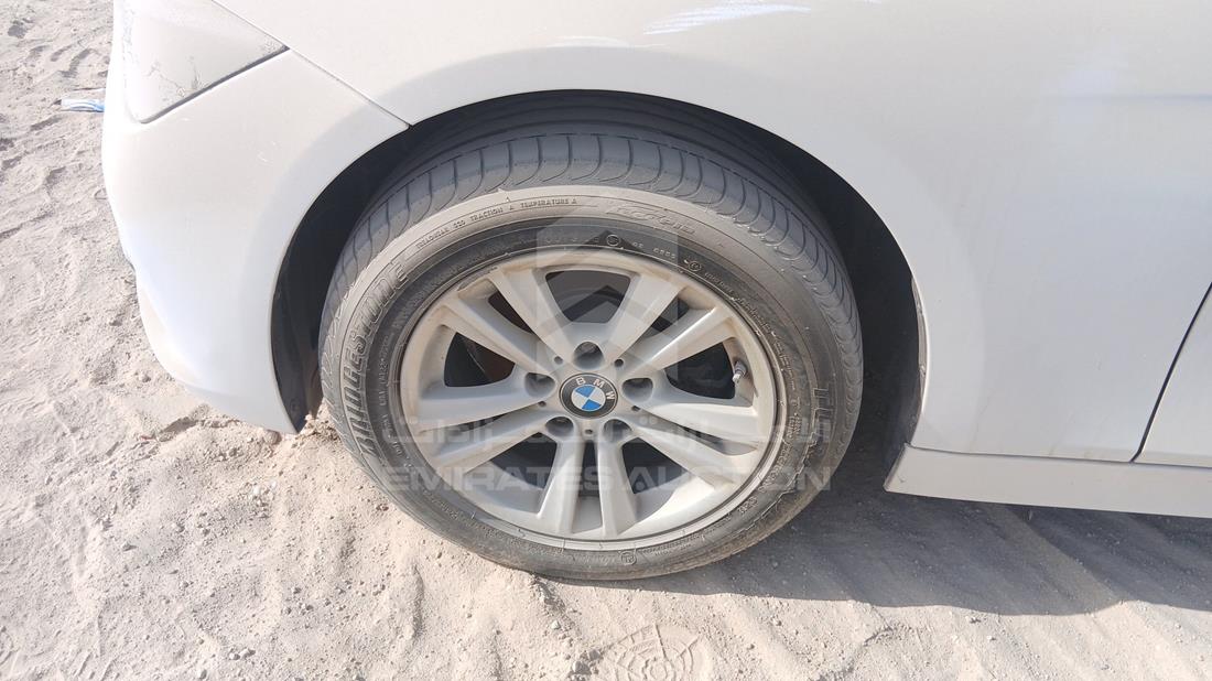 بي ام دبليو 318i 2018 — الإطار الأمامي الأيسر — صورة 32