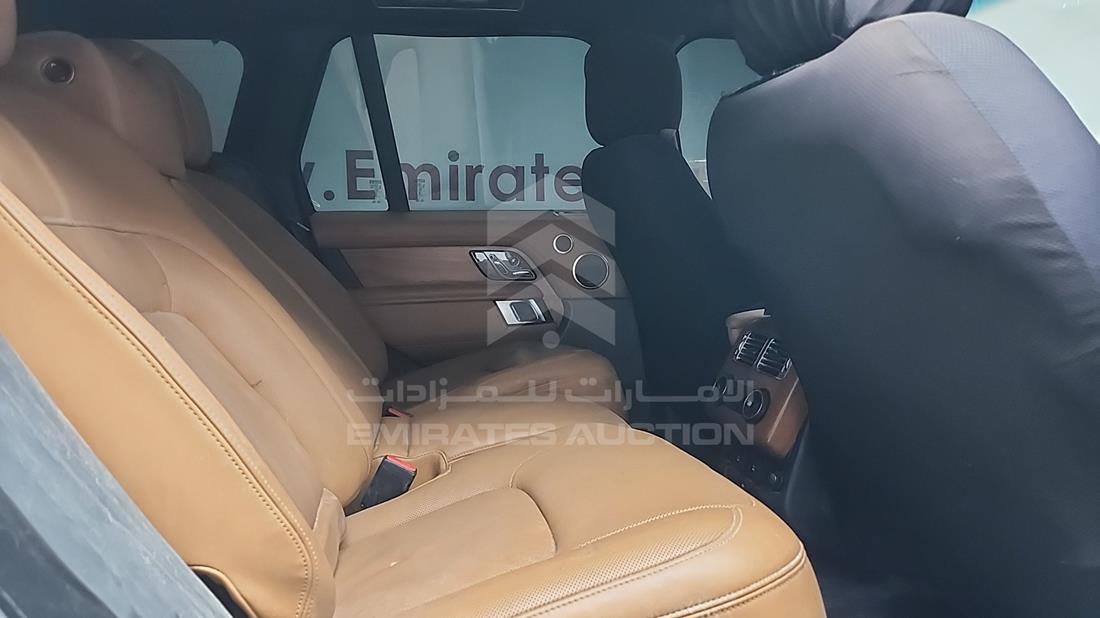 رنج روفر اتش اس إى 2018 — زاوية الراكب الخلفي اليمنى — صورة 22