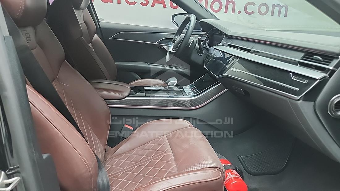 اودي A8 2020 — زاوية الراكب الأمامي للمقعد — صورة 26