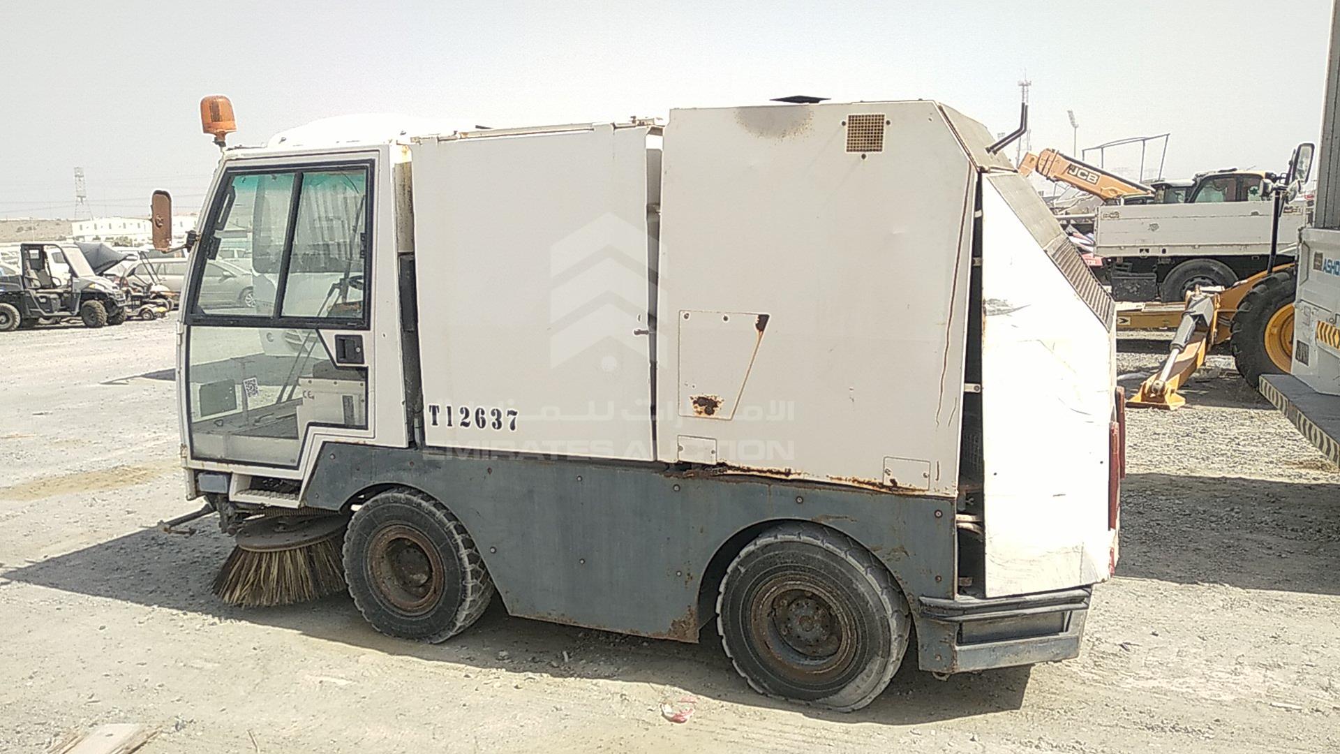 2000 ROAD CLEANING MACHINE --- VIN: 37592003961
