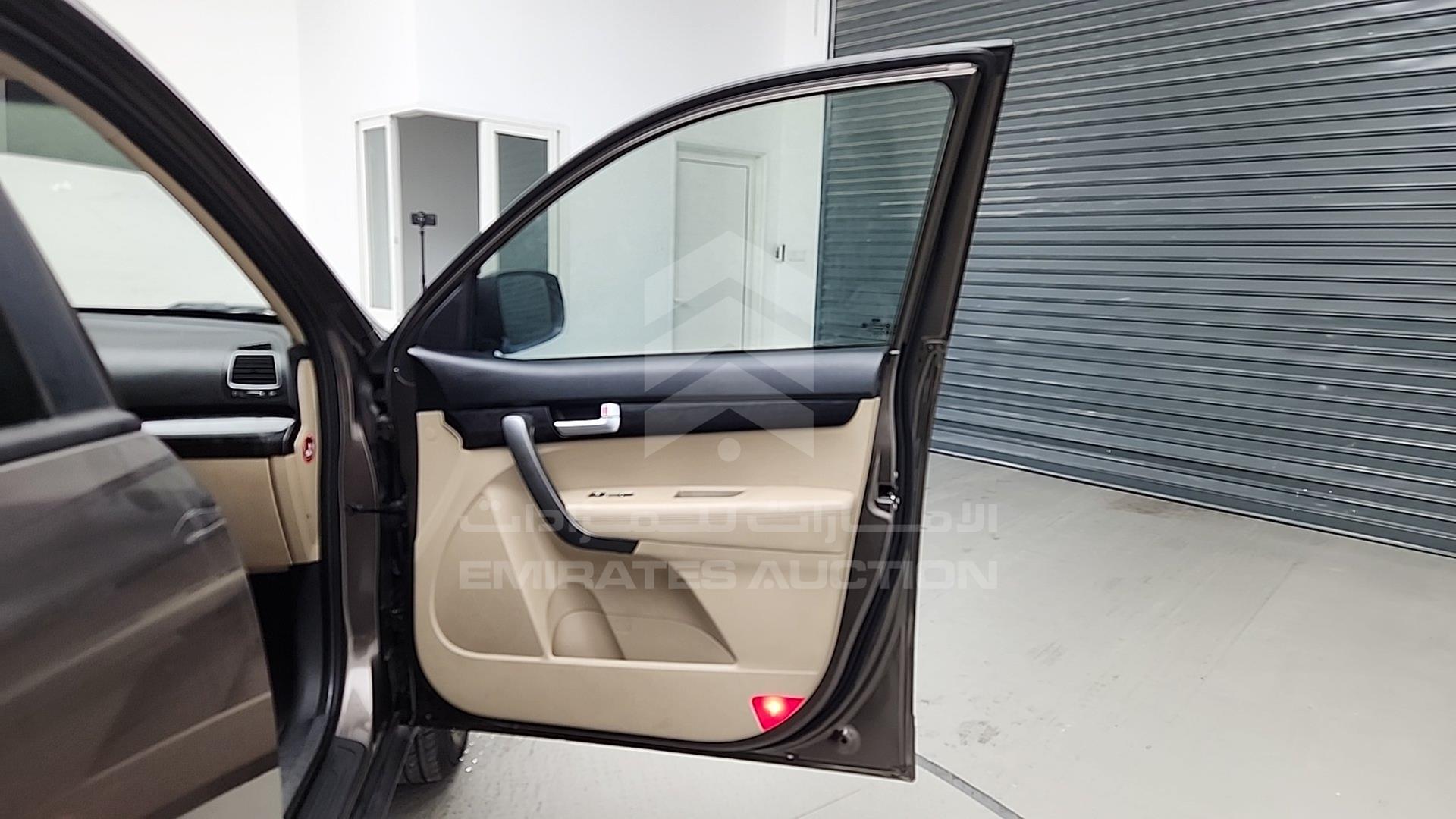 2015 KIA SORENTO VIN: KNAKU8119F5512075