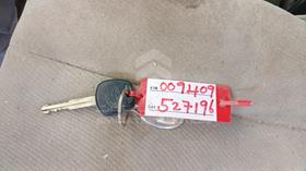 2008 Toyota Previa — Keys — Photo 5 — Thumbnail