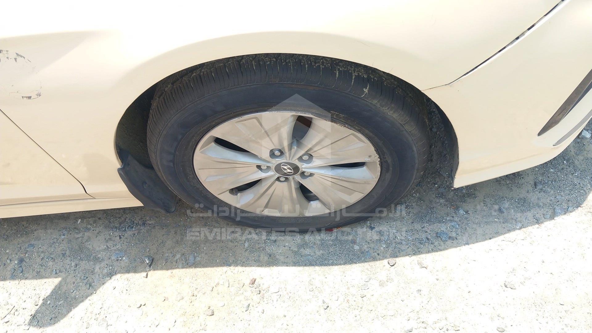 2018 HYUNDAI SONATA VIN: KMHE24137JA082137