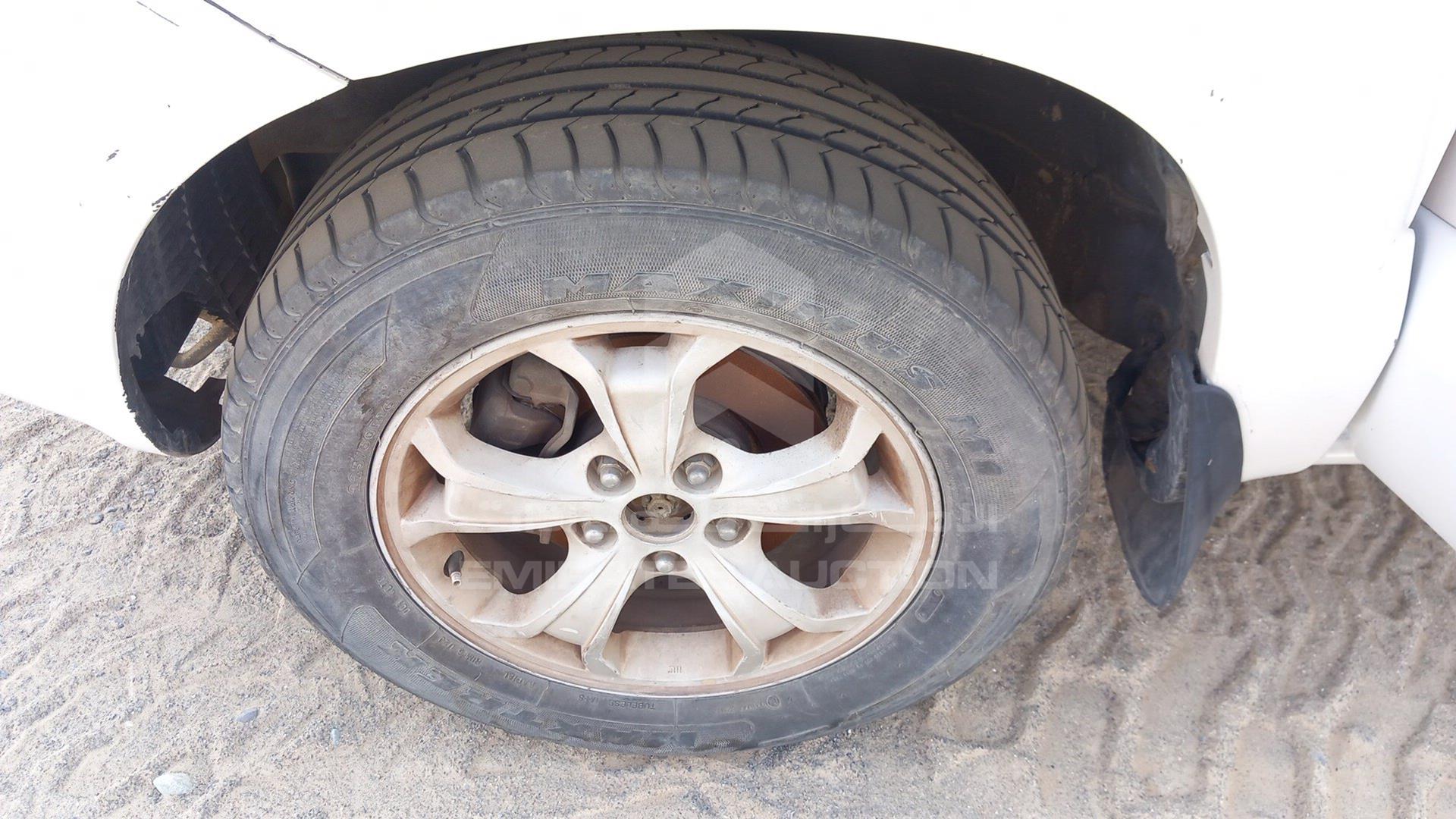 2009 HYUNDAI TUCSON VIN: KMHJM81B19U945936