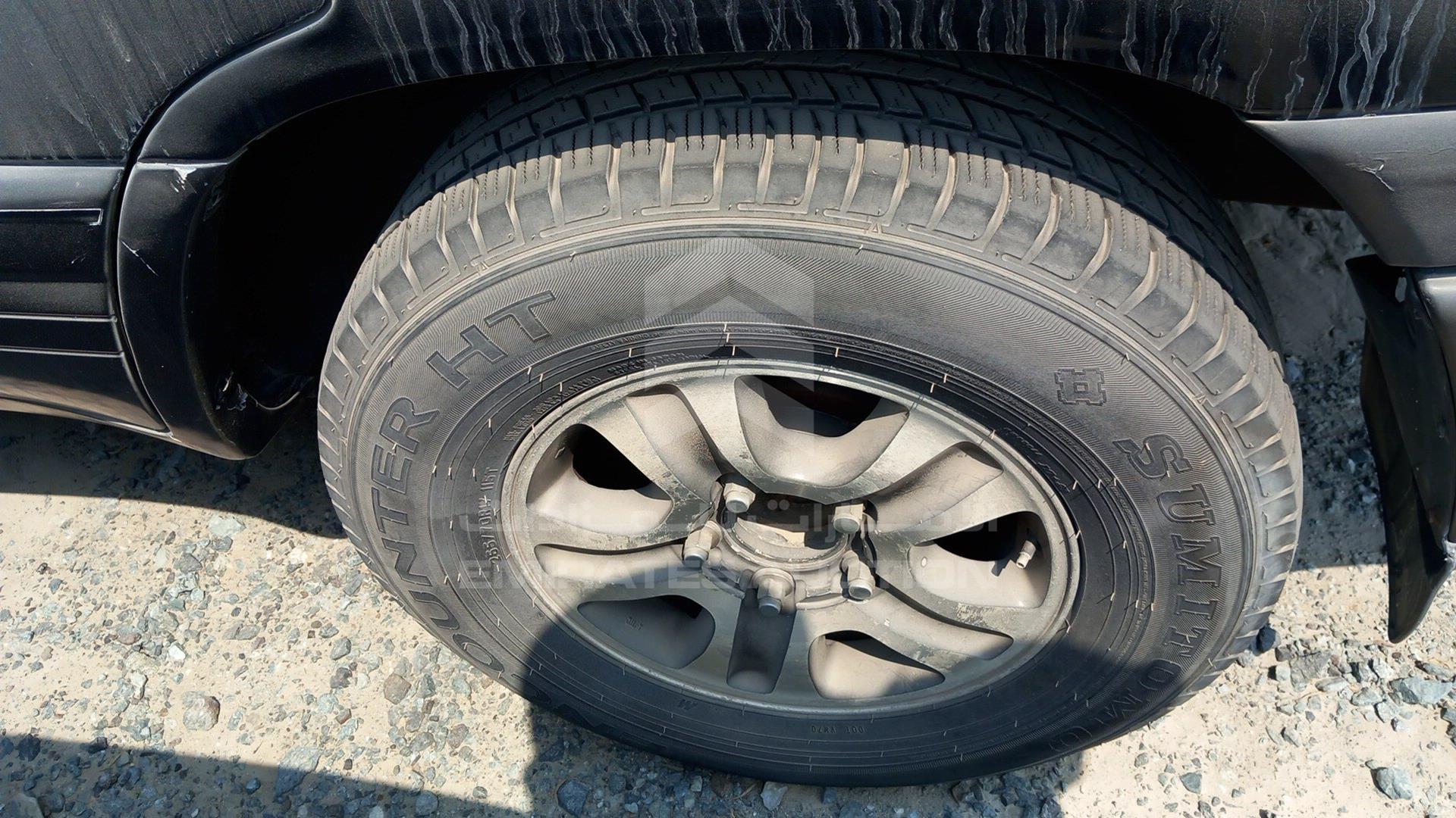 2003 LEXUS LX 470 VIN: JTJHT00W833532353