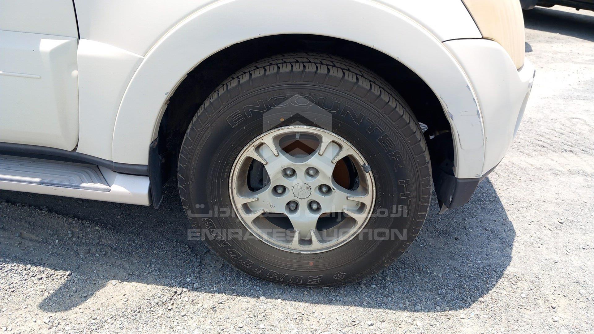 2008 MITSUBISHI PAJERO VIN: JMYLRV93W8J724284