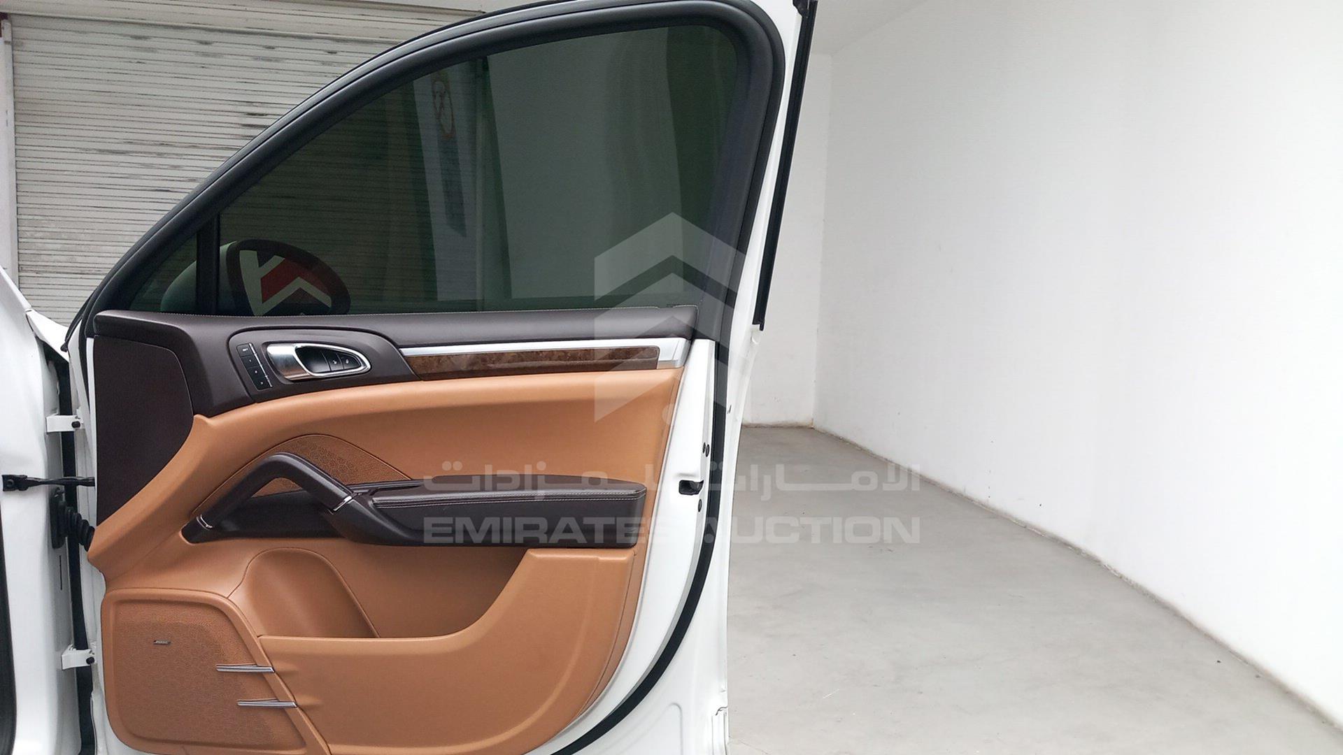 2013 PORSCHE CAYENNE GTS VIN: WP1ZZZ92ZDLA74142