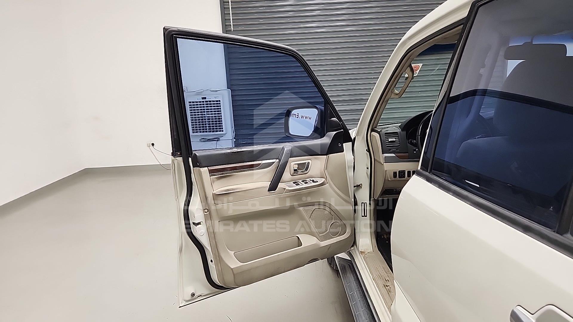 2009 MITSUBISHI PAJERO VIN: JMYLRV93W9J710845
