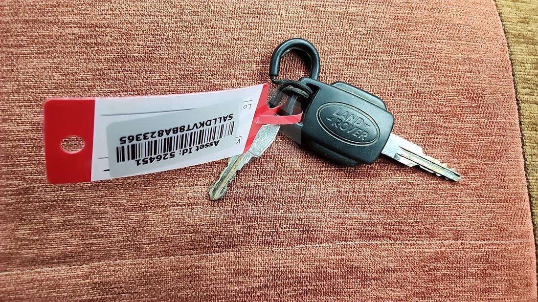 2011 Land Rover Defender — Keys — Photo 5