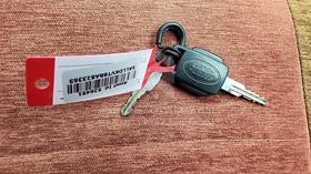 2011 Land Rover Defender — Keys — Photo 5 — Thumbnail