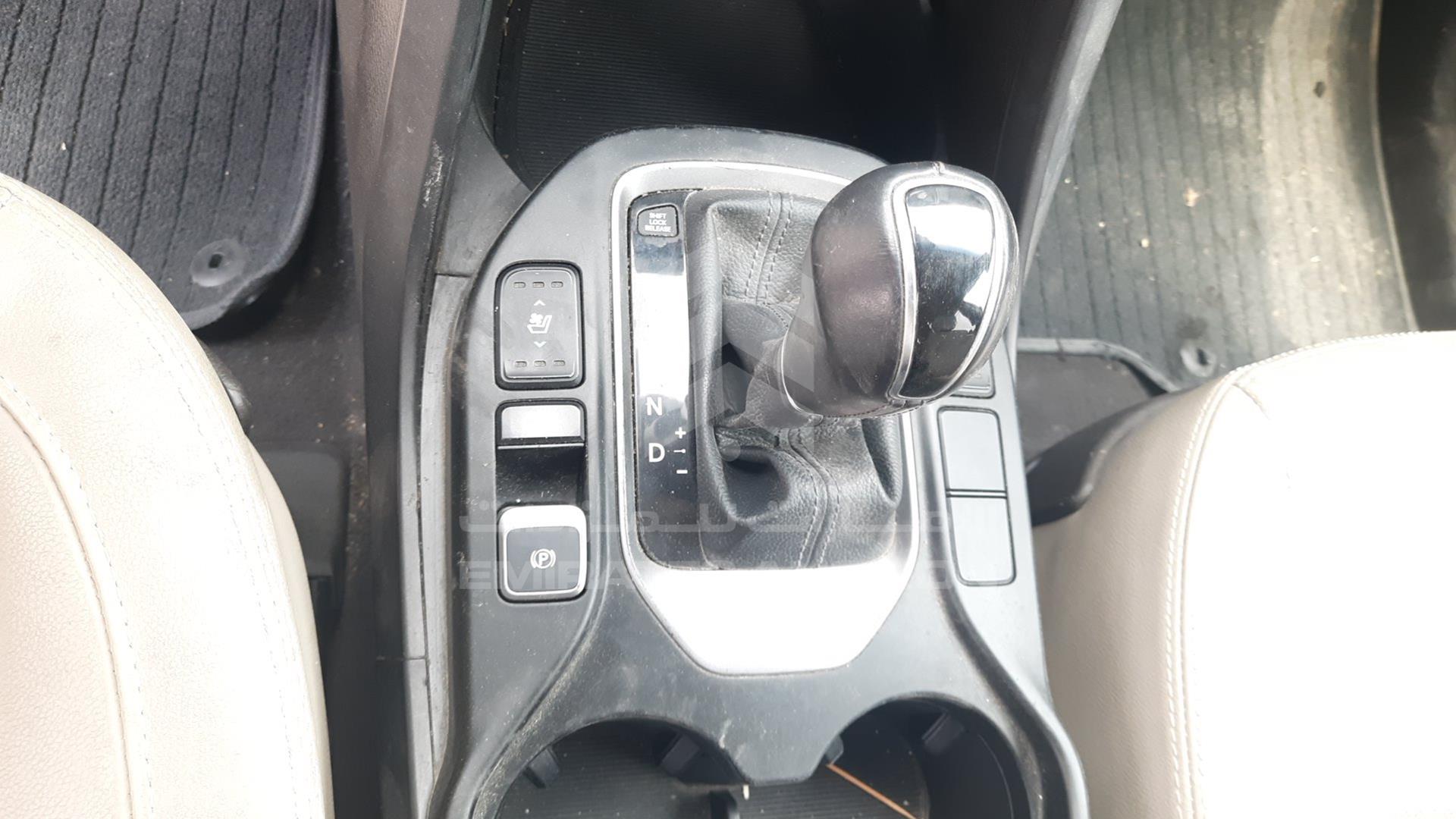 2014 HYUNDAI SANTA FE VIN: KMHSU81E4DU073033