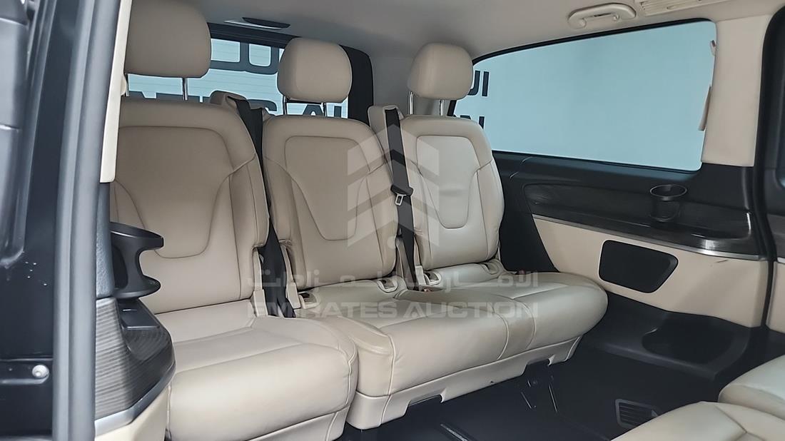 مرسيدس V 250 2021 — زاوية الراكب الخلفي اليمنى — صورة 24