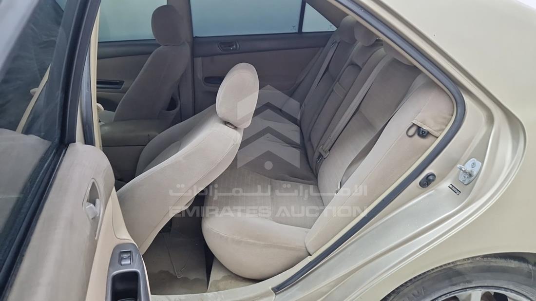 تويوتا كامري 2005 — زاوية الراكب الخلفي اليسرى — صورة 23