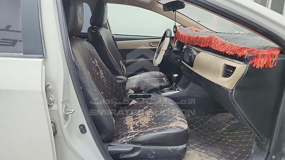 تويوتا كورولا 2016 — زاوية الراكب الأمامي للمقعد — صورة 26