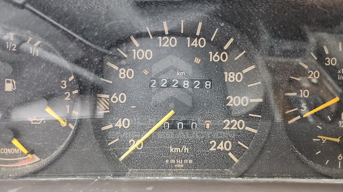 1990 Mercedes 300 SEL — Odometer Reading — Photo 2
