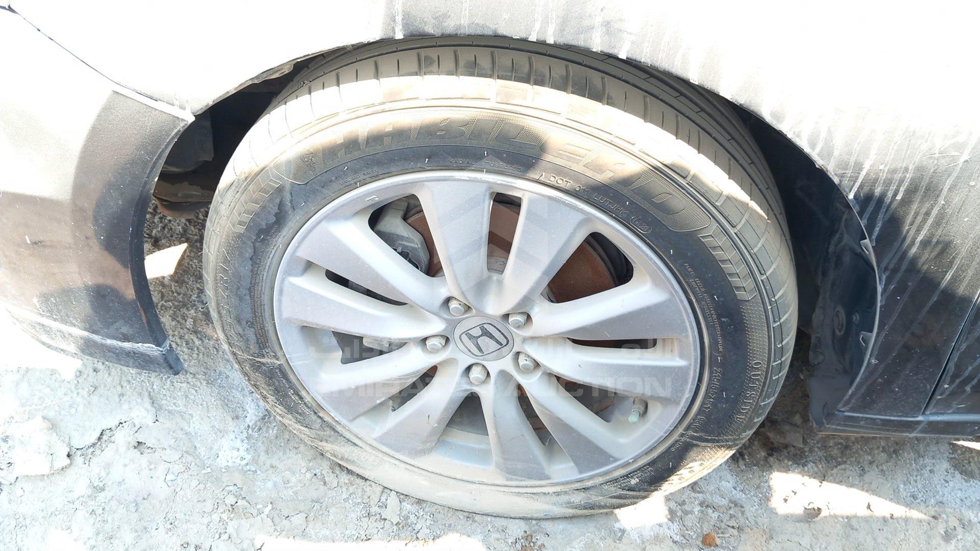 2011 HONDA ACCORD VIN: 1HGCR3F86BA011204